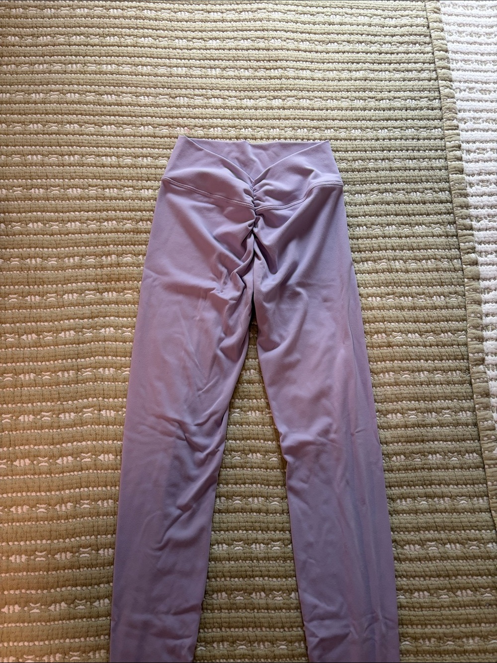 High-Waist Lavender Leggings with Ruched Back